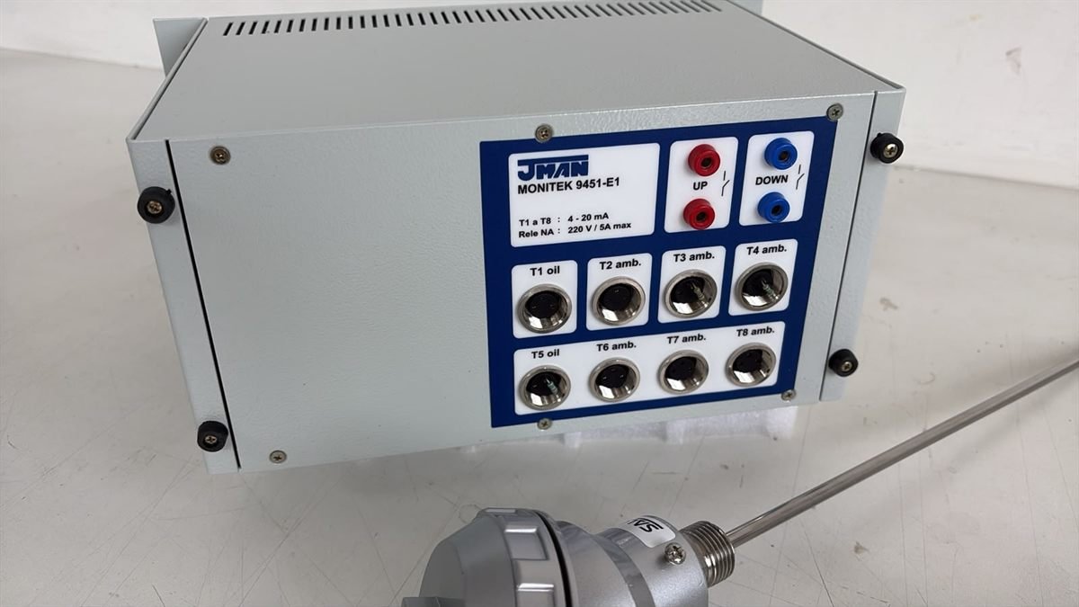 Expansão MONITEK 9451-E1 para o ensaio de aquecimento: painel com as oito entradas de temperatura T1 a T8, identificadas para óleo e ambiente, e os bornes dos relés UP e DOWN do variador de tensão, ao lado de um sensor PT100.