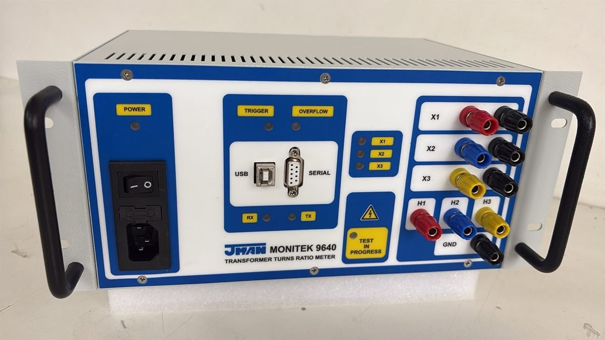 Medidor de relação de transformação MONITEK 9640: painel frontal com portas USB e serial, indicadores de fase X1, X2 e X3, aviso de ensaio em andamento e os bornes X1, X2, X3, H1, H2, H3 e terra.