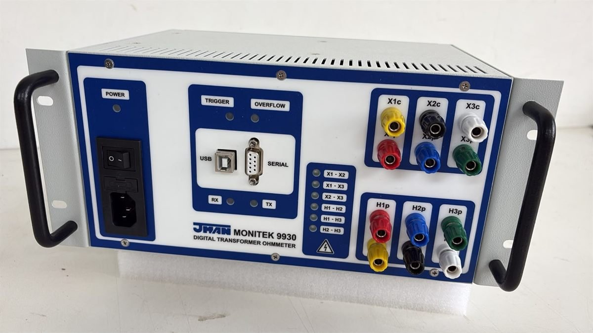 Ponte Kelvin digital trifásica MONITEK 9930: painel frontal com portas USB e serial, indicadores das ligações X1-X2 a H2-H3 e os bornes de corrente e de potencial X1c a X3p e H1p a H3p.